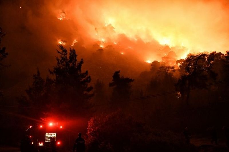 Μαίνεται η φωτιά στο Σχίνο Λουτρακίου - Εκκενώθηκε το Αλεποχώρι