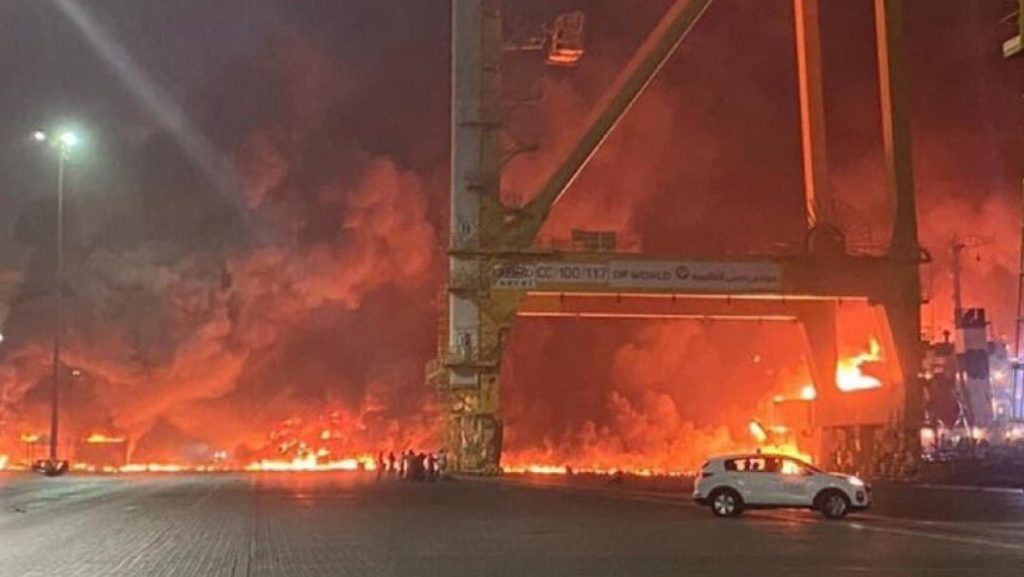 Μεγάλη έκρηξη συγκλόνισε το λιμάνι του Ντουμπάι (βιντεο)