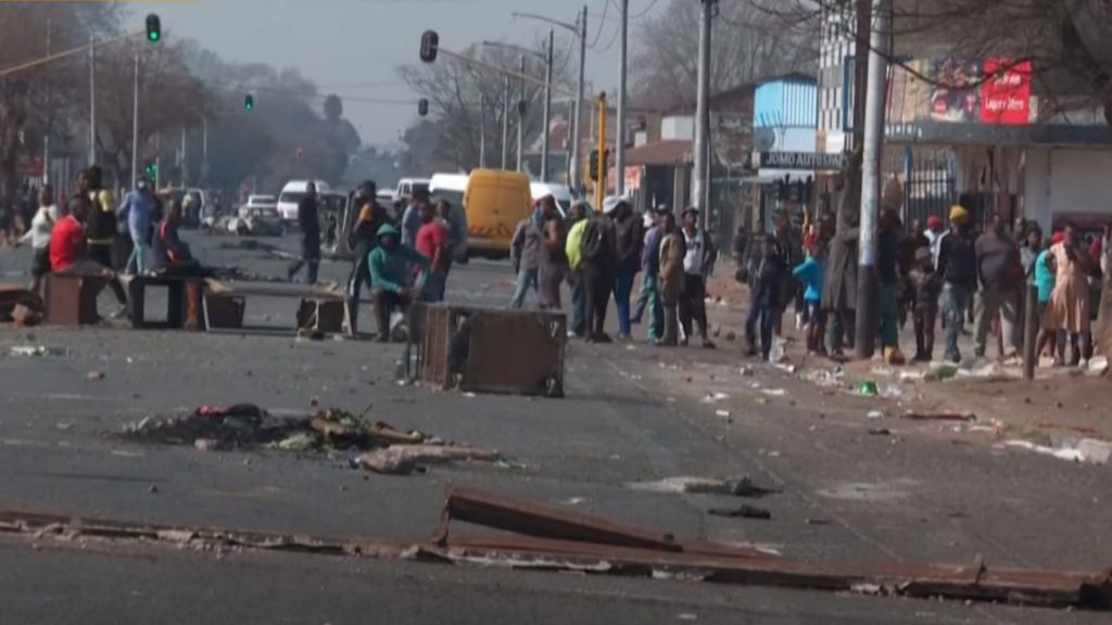 Εικόνες χάους στη Νότια Αφρική με λεηλασίες και 32 νεκρούς