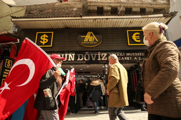Οι Τούρκοι προσπαθούν να αντέξουν τις συνέπειες από την οικονομική κρίση
