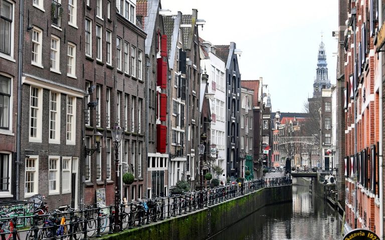 Μερικό lockdown φέρνει η «έκρηξη» κρουσμάτων στην Ολλανδία