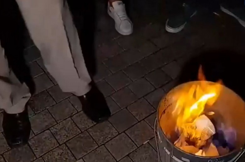 Αντιεμβολιαστές έκαψαν rapid test και μάσκες έξω από τα δικαστήρια στη Χαλκίδα [Βιντεο]