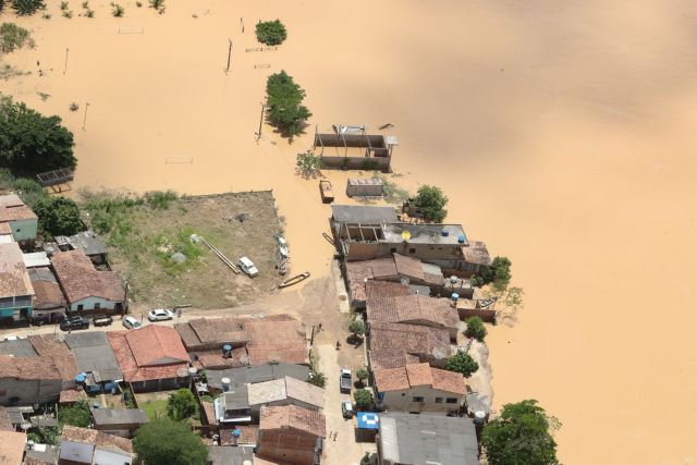 Πλημμύρες με 10 νεκρούς και 20.000 εκτοπισμένους στη Βραζιλία