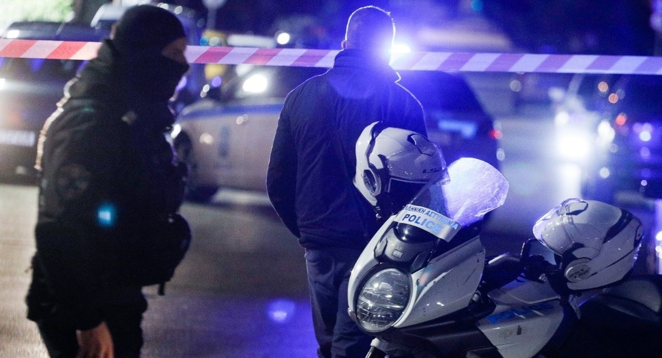 Η περιγραφή του αστυνομικού που πυροβόλησαν στον Ασπρόπυργο: «Έπεφταν πολλές σφαίρες»