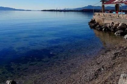 Αυτά είναι τα 12 σημεία-παραλίες στην Αττική που απαγορεύεται το κολύμπι