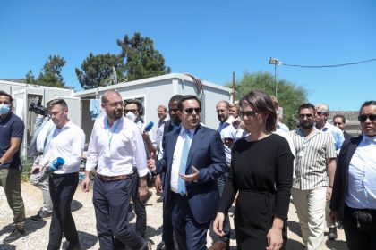 Μηταράκης - Μπέρμποκ επισκέφθηκαν προσφυγόπουλα στο Σχιστό