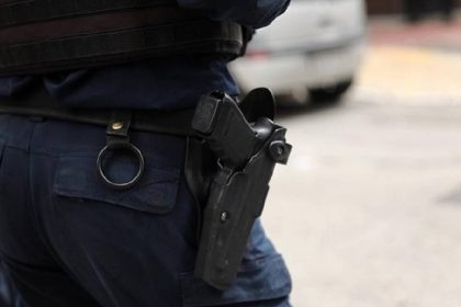 Αστυνομικός αυτοτραυματίστηκε με υπηρεσιακό πιστόλι στον Πειραιά