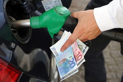 Ξανά στην ανηφόρα οι τιμές στα καύσιμα: Η ακρίβεια βάζει στο τραπέζι νέο Fuel Pass