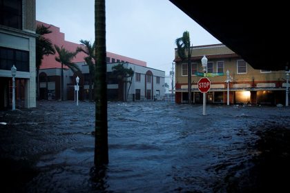Σάρωσε τη κυκλώνας Ίαν: Νερά στα τρία μέτρα, καρχαρίες και βάρκες στη στεριά