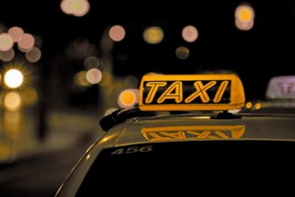 Άγρια επίθεση και ληστεία οδηγού ταξί στο Μενίδι