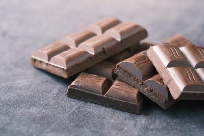 Η σοκολάτα αυξάνει τελικά τα σπυράκια στο πρόσωπό μας;