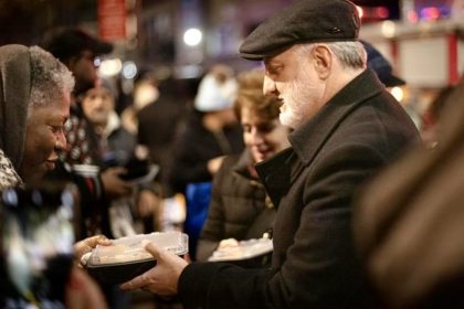 Γεύματα και ρούχα σε άστεγους της Νέας Υόρκης μοίρασε ο Ελπιδοφόρος