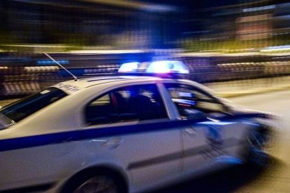 «Τρελή» καταδίωξη κλεμμένου αυτοκινήτου στον Ασπρόπυργο – Προσέκρουσε σε τοίχο