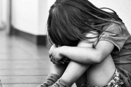 Δίωξη σε 37χρονη νηπιαγωγό για ασέλγεια σε 4 παιδιά