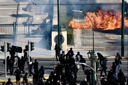 Συλλαλητήριο για τα Τέμπη: 15 προσαγωγές της αστυνομίας στο κέντρο της Αθήνας
