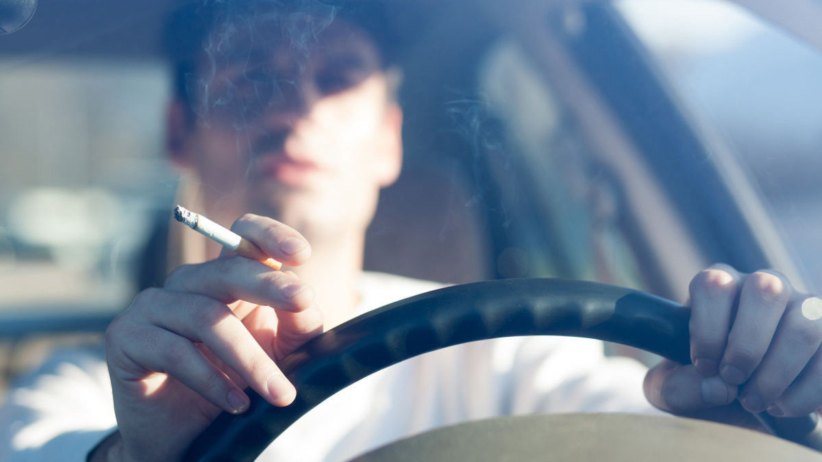 Τσουχτερά πρόστιμα για όσους καπνίζουν μέσα στο αυτοκίνητο