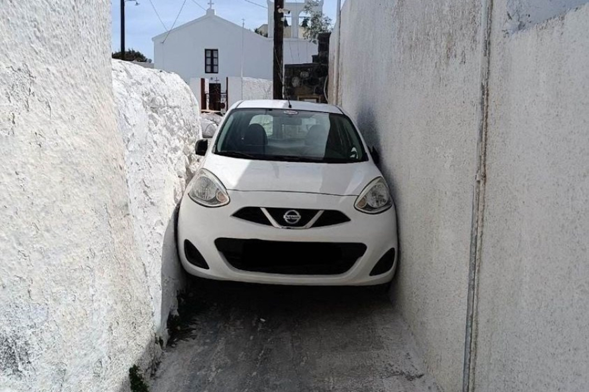 Οδηγός για... κλάματα: Σφήνωσε αυτοκίνητο σε δρομάκι στη Σαντορίνη