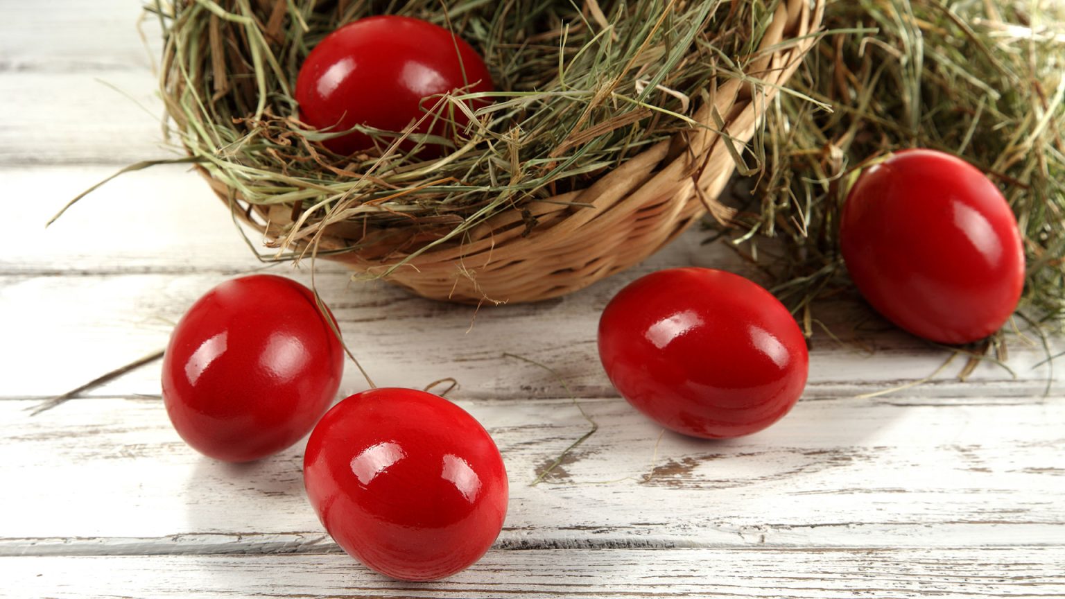 Γιατί βάφουμε κόκκινα αυγά τη Μεγάλη Πέμπτη; Ποιος είναι ο συμβολισμός