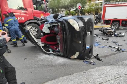 Eικόνες - Σοκ από τροχαίο δυστύχημα - Οδηγός μηχανής «καρφώθηκε» στην καμπίνα Smart