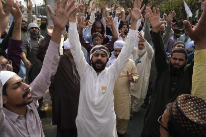 Πακιστάν: Ξυλοκόπησαν μέχρι θανάτου θρησκευτικό ηγέτη - Θεώρησαν βλασφημία όσα είπε