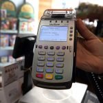 «Σαρώνουν» οι συναλλαγές με κάρτες – Έως €10 οι μισές πληρωμές με πλαστικό χρήμα 