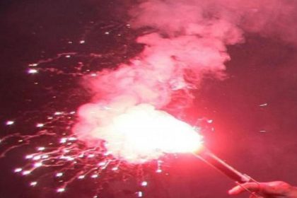 Έκαψαν τον σβέρκο οπαδού της ΑΕΚ με καπνογόνα