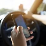 Το 84% των Ελλήνων χρησιμοποιεί το smartphone κατά τη διάρκεια της οδήγησης - Έρευνα του ευρωβαρόμετρου